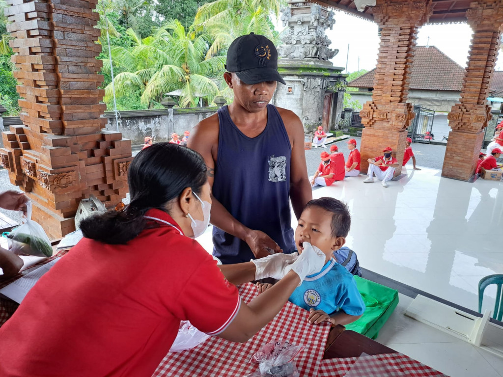 Memantau Tumbuh Kembang Anak serta Pemberian Vitamin A dan Obat Cacing  di Posyandu yaitu di Banjar Delod Yeh